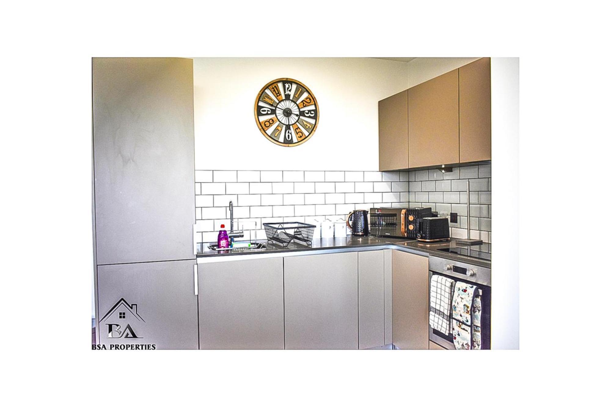 City Centre Apartment Close To Ascot & Legoland Sleep Upto 4 Guests - Parking On Request! Бракнелл Екстер'єр фото